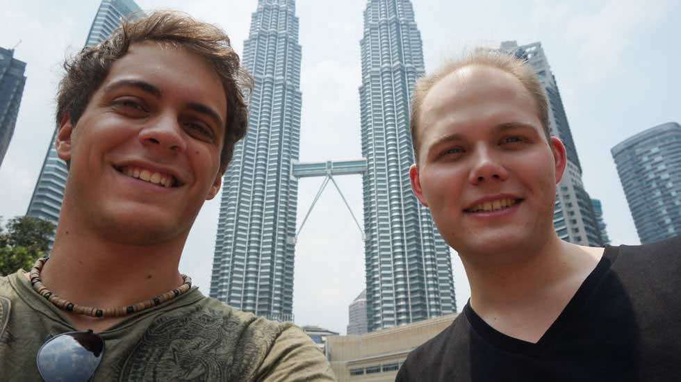 Mario und ich vor den Petronas Towers