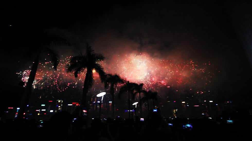 Feuerwerk vor Palmen