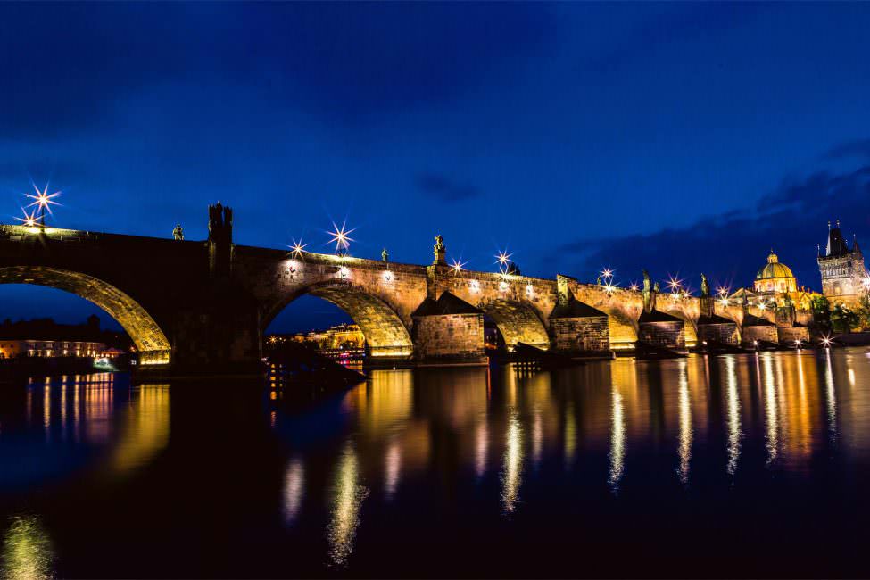 Prag Karlsbrücke bei Nacht