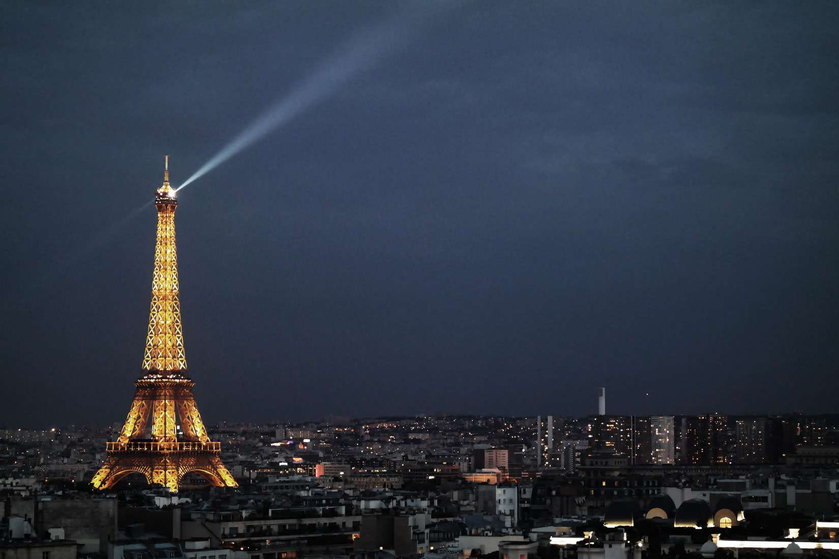 Eiffelturm in Paris bei Nacht
